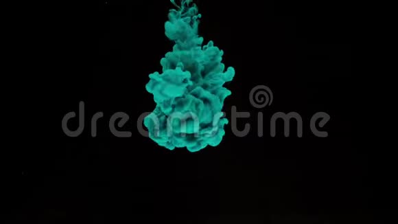 五颜六色的绿松石墨水从水面上滴下在黑色背景下轻轻地在水下打旋有复制的空间视频的预览图