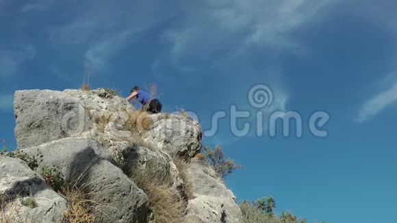 运动女子到达山顶视频的预览图