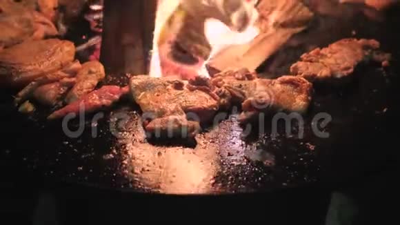 一块块肉在明火上烤着视频的预览图