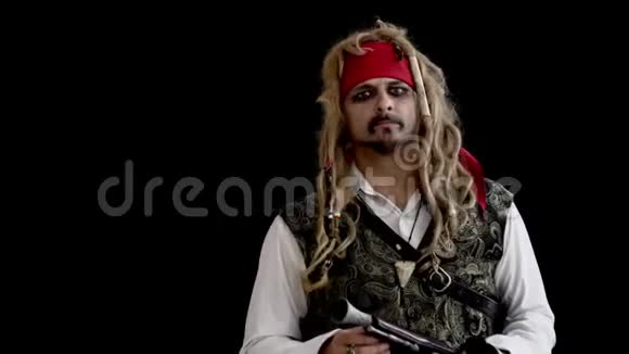 一个穿着海盗服装的人把他的手指伸到顶端崇拜用于演示和概念想法的有趣片段视频的预览图