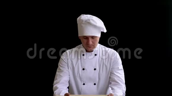 穿西装的成年男性厨师通过厨房擀面杖作为权力转移的象征视频的预览图