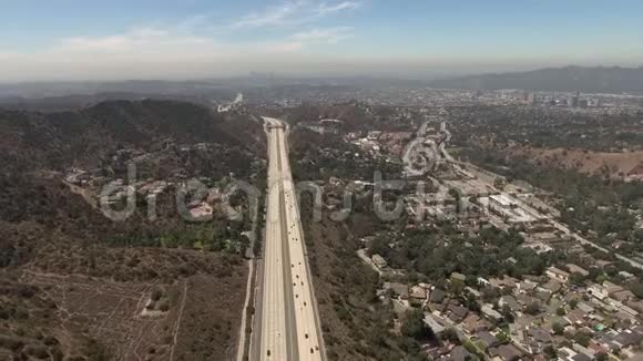 加州格伦代尔被群山环抱的道路鸟瞰图视频的预览图