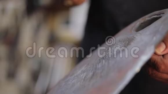 锋利的大马士革钢刀慢动作视频的预览图