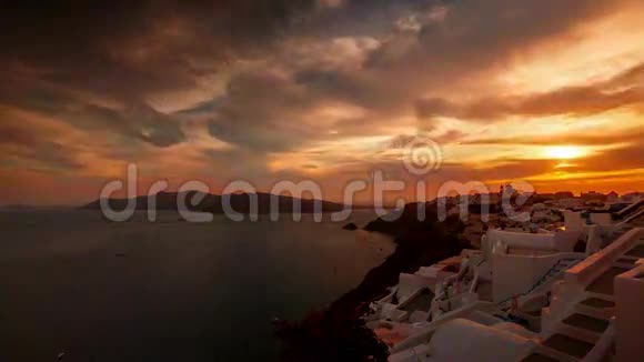 希腊圣托里尼卡尔德拉从日落到夜晚的时间视频的预览图