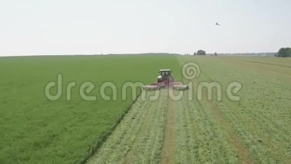 联合收割机的鸟瞰图收获田地农业主题的工业背景视频的预览图