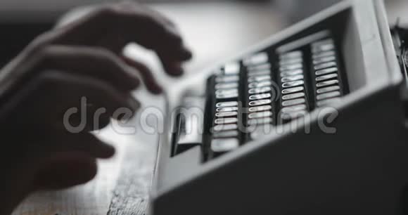 人在打字机上写字视频的预览图
