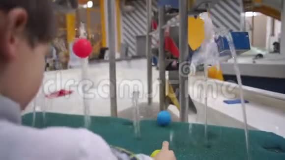 三个多色球躺在水面上视频的预览图