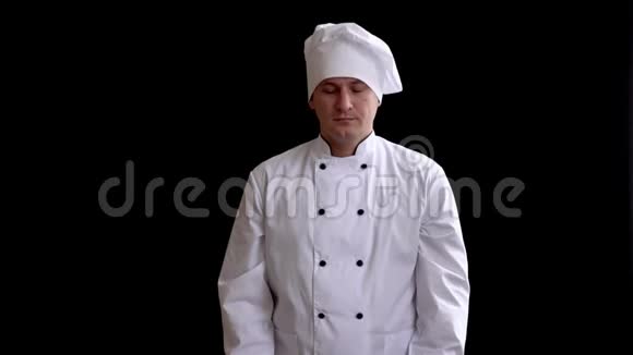 穿西装的成年男性厨师通过厨房擀面杖作为权力转移的象征视频的预览图