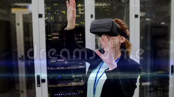 女士在服务器机房使用VR视频的预览图