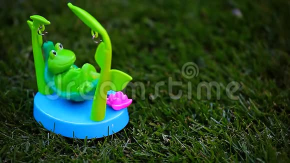 塑料青蛙吊床草底视频的预览图
