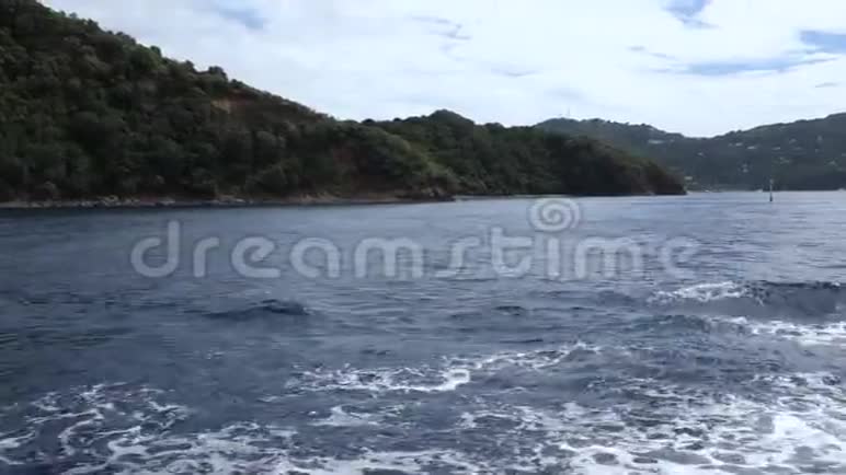 乘渡轮驶过加勒比海的一个岛屿视频的预览图