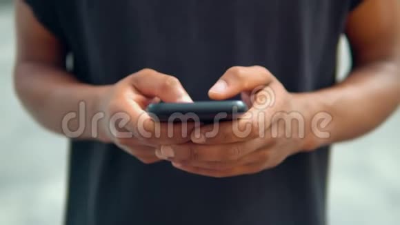 男性手持智能手机户外肖像视频的预览图