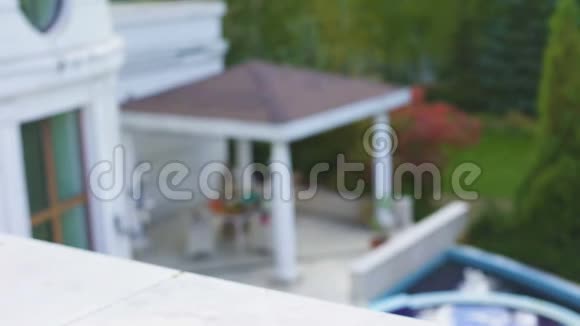 幸福的女人站在庄园的阳台上呼吸着新鲜的空气安稳的生活视频的预览图