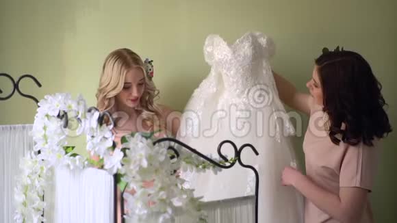 新娘们正在玩婚纱视频的预览图