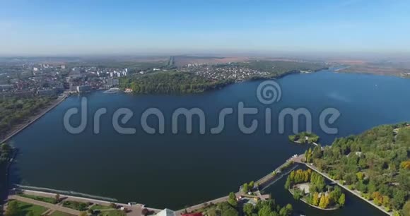 从四架直升机空中拍摄城市和湖泊从鸟瞰城市和湖泊视频的预览图