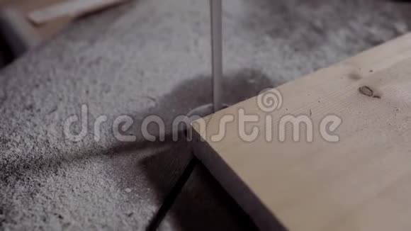 锯木机里锯木头木工视频的预览图