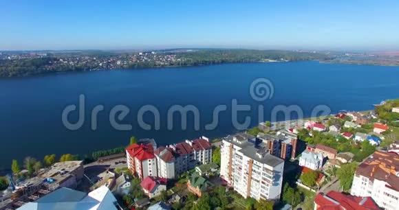 从四架直升机空中拍摄城市和湖泊从鸟瞰城市和湖泊视频的预览图