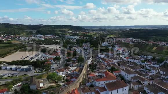 日落时分在葡萄牙里斯本附近鸟瞰历史城墙的奥比多斯镇葡萄牙奥比多斯中世纪小镇的空中拍摄视频的预览图