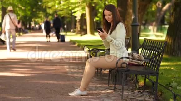 快乐的年轻女子带着现代智能手机视频的预览图