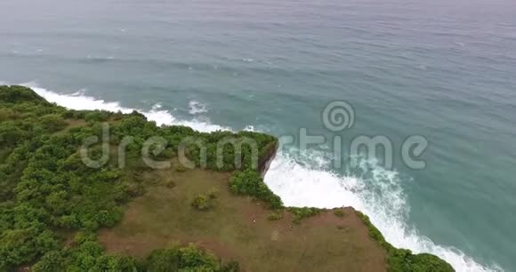 从悬崖顶看海洋巴厘岛阴天4k视频的预览图