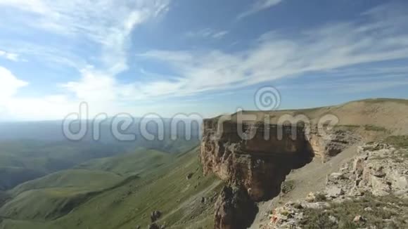 高加索山脉高原岩石边缘的全景在高高的悬崖边上视频的预览图