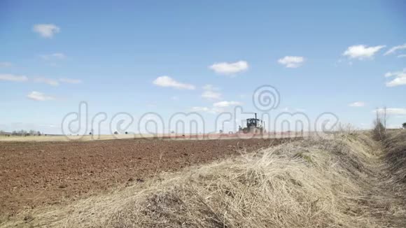 农民在拖拉机准备土地与种子栽培在农田农民准备土地和施肥视频的预览图