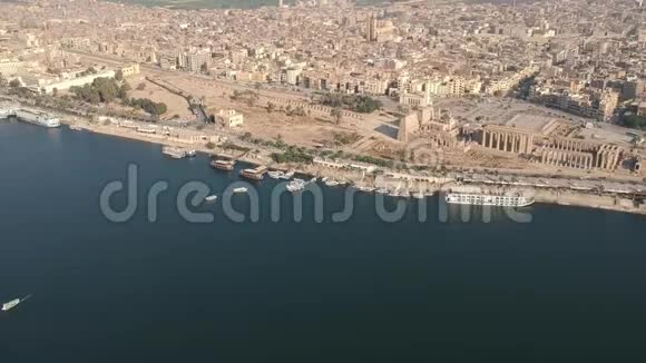 埃及卢克索附近尼罗河的无人机镜头视频的预览图