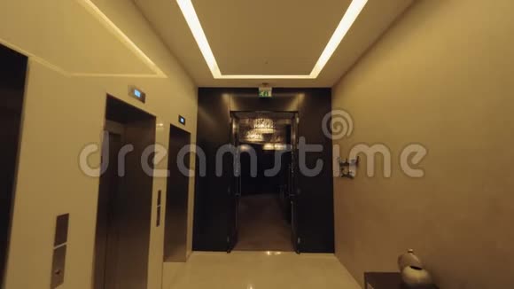 一张酒店大堂和豪华走廊的照片视频的预览图