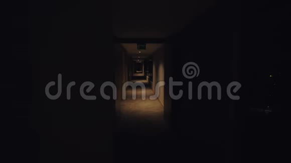 一张有大窗户的黑暗旅馆走廊的照片视频的预览图