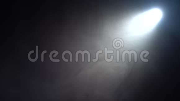 烟雾在空中飞舞一盏灯笼在后面燃烧黑色背景视频的预览图