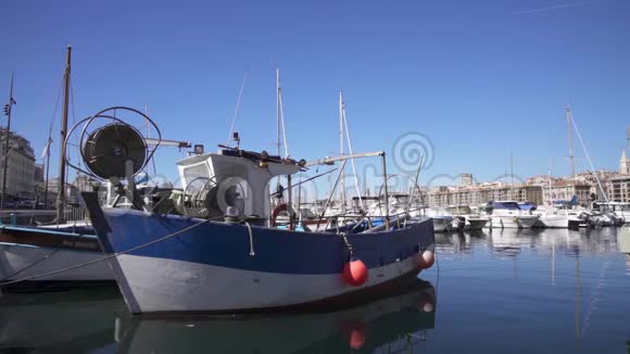 旧渔船停泊在马赛码头视频的预览图