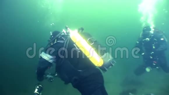 水下反射阳光背景下的两名水肺潜水员视频的预览图