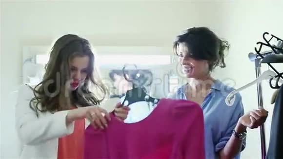 两个年轻的时尚女孩在服装店视频的预览图