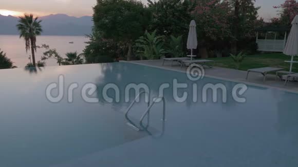 一个带有金属栏杆的空旷游泳池的稳拍镜头视频的预览图