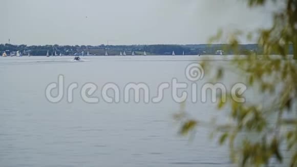 大湖的水面在地平线上漂浮着船视频的预览图