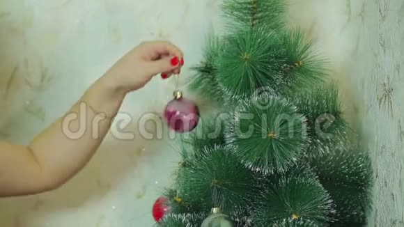 女手挂在圣诞树假日舞会上平均计划视频的预览图