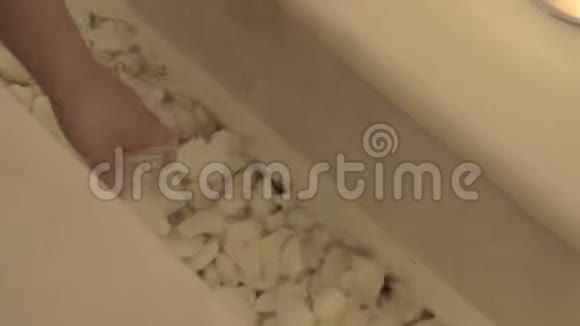 室内水池水下的白色石头视频的预览图