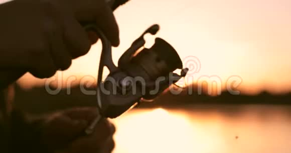特写摩擦卷筒鱼竿背景上美丽的晚霞视频的预览图
