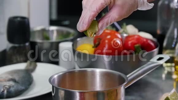 餐厅厨房厨师在汤中加入柠檬汁视频的预览图