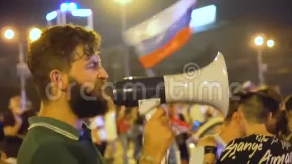 一个用扩音器大声喊口号胜利俄罗斯的家伙视频的预览图