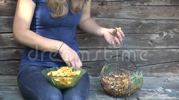 农民妇女在农场用手清洁蘑菇4K视频的预览图