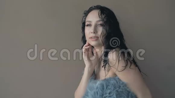 性感女孩的肖像湿发和包谁在摄影棚摆姿势视频的预览图
