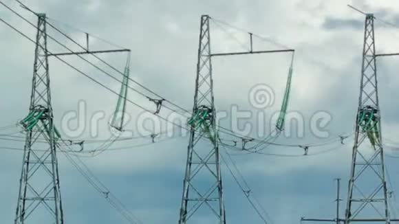 输电线路位于运行云背景上摄像机从柱子的顶端视频的预览图