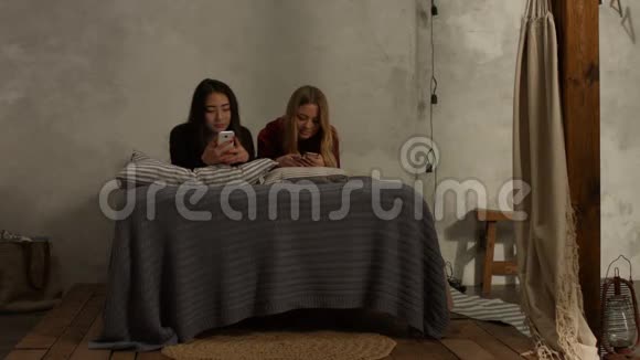 各种不同的女孩躺在床上用手机发短信视频的预览图