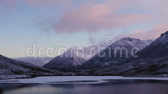 美丽的山景在清澈的湖面上倒影时间间隔视频的预览图