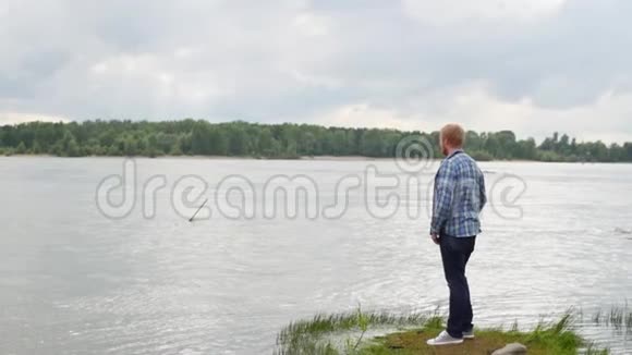 人举手站在河边一个人站在他的背上举起双手看着水自由自由视频的预览图