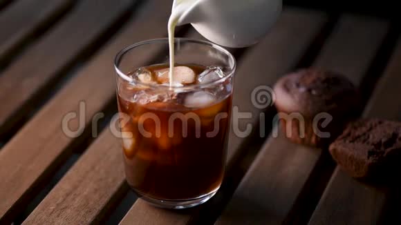 将奶油倒入冰咖啡饮料中视频的预览图