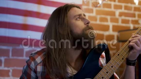 有胡子的时髦音乐家带低音吉他视频的预览图