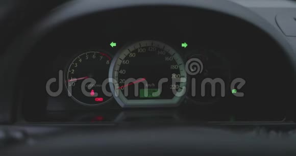 车载仪表盘特写有闪烁的转向信号视频的预览图