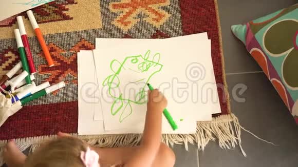 小女孩在纸上画画顶部视图视频的预览图